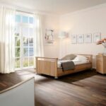 Plejeseng med sengebord