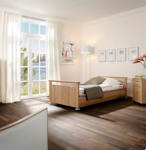 Plejeseng med sengebord